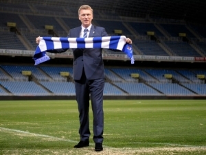 (FILES) Real Sociedad's new coach David Moyes poses with a scarf from his new club during his official presentation at the Anoeta stadium in San Sebastian on November 13, 2014. Former Manchester United manager David Moyes was sacked by Real Sociedad on November 9, 2015 after a turbulent year in charge during which he failed to turn around the Basque side's fortunes. AFP PHOTO / ANDER GILLENEA