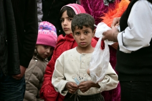 Migrantes aguardam para receber ajuda humanit&aacute;ria em campo erguido na fronteira greco-maced&ocirc;nia, em 6 de mar&ccedil;o de 2016