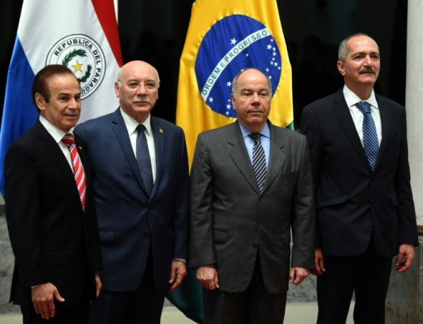 (Da esquerda) O ministro paraguaio da Defesa, Diogenes Martinez, o ministro paraguaio das Rela&ccedil;&otilde;es Exteriores, Eladio Loizada, o chanceler brasileiro, Mauro Vieira, e o ministro brasileiro da Defesa, Aldo Rebelo, em Assun&ccedil;&atilde;o, no dia 4 de abril de 2016
