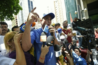 O opositor Henrique Capriles participa do protesto em frente ao Superior Tribunal de Justi&ccedil;a, em Caracas