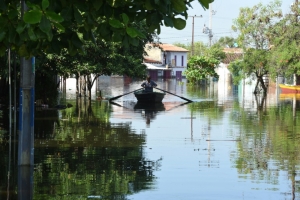 Rua inundada de Assun&ccedil;&atilde;o em 16 de dezembro de 2015