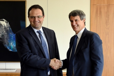 O ministro brasileiro da Economia, Nelson Barbosa (E), e seu hom&oacute;logo argentino Alfonso Prat-Gay, em Bras&iacute;lia, no dia 18 de fevereiro de 2016