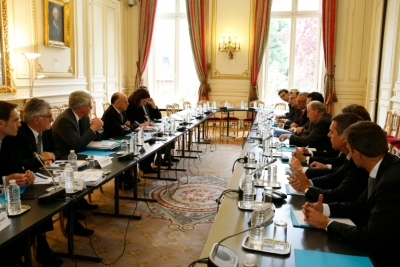 Reuni&atilde;o do ministro franc&ecirc;s do Interior, Bernard Cazeneuve, e membros da Uefa, em Paris, no dia 23 de maio de 2016