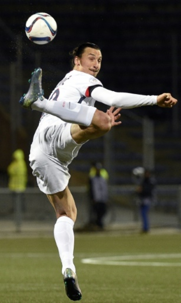 Paris Saint-Germain's Swedish forward Zlatan Ibrahimovic kicks the ball during the French L1 football match Lorient against Paris Saint Germain on November 21, 2015 at the Moustoir stadium in Lorient, western France. AFP PHOTO / DAMIEN MEYER