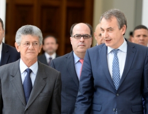 O ex-presidente do governo espanhol, Jos&eacute; Luis Rodr&iacute;guez Zapatero (D), e o presidente do Parlamento venezuelano, Henry Ramos Allup (E), no dia 19 de maio de 2016