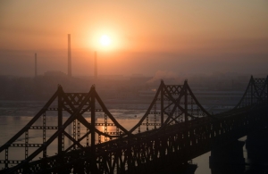 Sol se p&otilde;e na fronteira entre China e Coreia do Norte