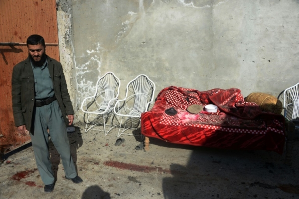 Policial inspeciona local de atentado suicida em Jalalabad, Afeganist&atilde;o