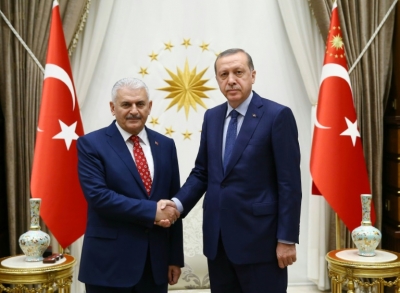 (22 mai) Erdogan e Yildirim cumprimentam-se em Ancara