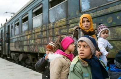 Migrantes e refugiados aguardam para embarcar em um trem, em Gevgelija, Maced&ocirc;nia, na fronteira com a Gr&eacute;cia, no dia 14 de fevereiro de 2016