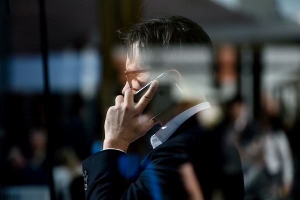 Um visitante usa seu smartphone, no Congresso Mundial de Telefonia M&oacute;vel, em Barcelona, no dia 23 de fevereiro de 2016