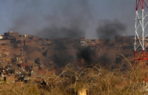 (Arquivo) Fuma&ccedil;a &eacute; vista durante confronto entre a tribo &aacute;rabe Bani Hilal e a comunidade n&uacute;bia Dabudiya, em Asuan, Egito, no dia 6 de abril de 2014