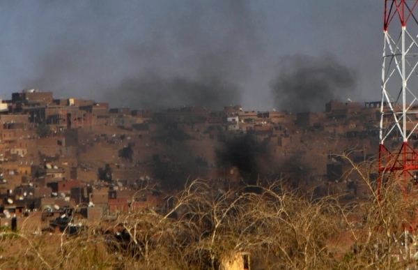 (Arquivo) Fuma&ccedil;a &eacute; vista durante confronto entre a tribo &aacute;rabe Bani Hilal e a comunidade n&uacute;bia Dabudiya, em Asuan, Egito, no dia 6 de abril de 2014