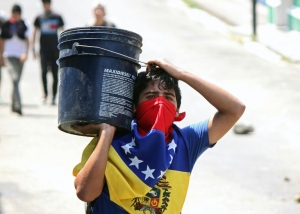 Estudantes protestam contra o presidente venezuelano Nicol&aacute;s Maduro, depois da redu&ccedil;&atilde;o de poderes do Parlamento, em San Crist&oacute;bal, em 2 de mar&ccedil;o de 2016