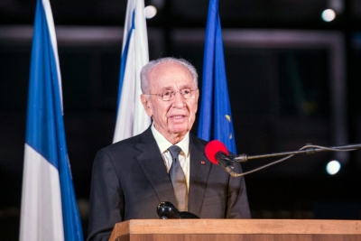 Peres foi internado no hospital Sheba Tel Hashomer, perto de Tel Aviv, depois de ter sentido uma dor no t&oacute;rax