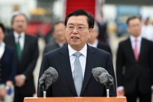 Dejiang discursa ao desembarcar no aeroporto internacional de Hong Kong