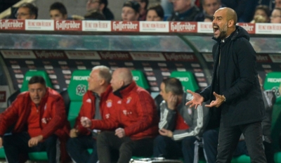 T&eacute;cnico do Bayern, Pep Guardiola, reage durante partida contra o Hannover, 19 de dezembro, 2015 em Hannover