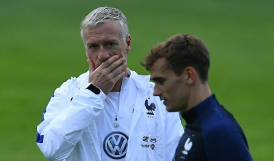 Deschamps (E) ao lado do atacante Antoine Griezmann (D) em treino da sele&ccedil;&atilde;o francesa, em 1&ordm; de junho, em Neustift im Stubaital, na &Aacute;ustria