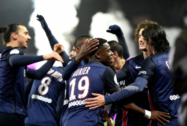 Jogadores do Paris Saint-Germain comemoram gol durante partida contra o Lyon, em Paris, no dia 13 de dezembro de 2015
