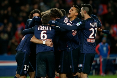 Jogadores do Paris Saint-Germain comemoram gol durante partida contra o Lyon, em Paris, no dia 13 de janeiro de 2016