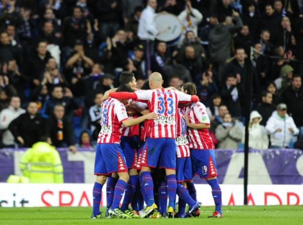 (Arquivo) Jogadores do Sporting de Gij&oacute;n comemoram gol, em Madri, no dia 14 de abril de 2012