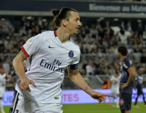 Zlatan Ibrahimovic, do Paris Saint-Germain, comemora gol durante partida contra o Bordeaux, em Bordeaux, no dia 11 de maio de 2016