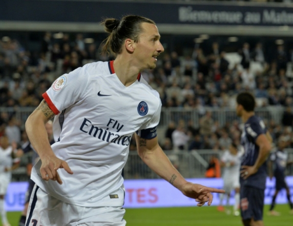 Zlatan Ibrahimovic, do Paris Saint-Germain, comemora gol durante partida contra o Bordeaux, em Bordeaux, no dia 11 de maio de 2016