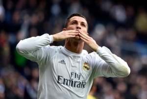Cristiano Ronaldo manda beijinho para a torcida depois de marcar um gol contra o Celta, em 5 de mar&ccedil;o, em Madri