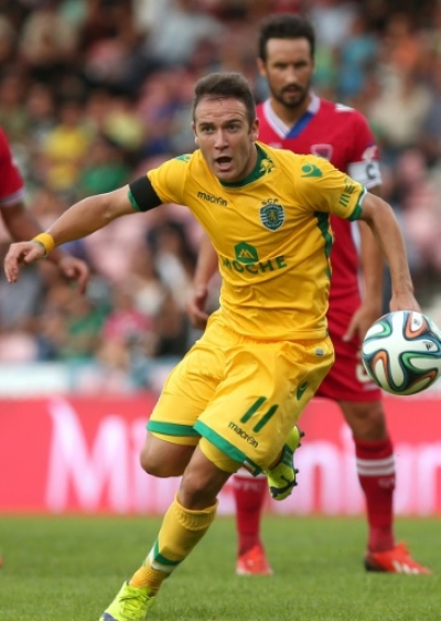 Sporting's Spanish forward Diego Capel controls the ball during the Portuguese liga football match Gil Vicente FC vs Sporting CP at Cidade de Barcelos stadium in Barcelos on September 21, 2014. AFP PHOTO/ CATARINA MORAIS