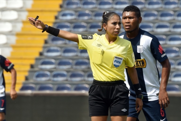 A peruana Melany Bermejo atua como &aacute;rbitro da Fifa