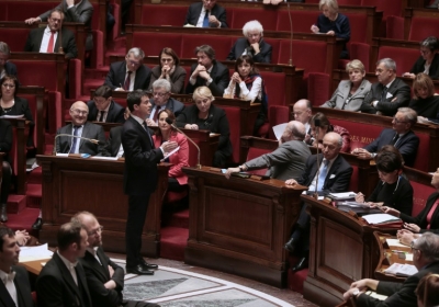 O primeiro-ministro franc&ecirc;s, Manuel Valls, discursa na Assembleia Nacional, em Paris, no dia 10 de fevereiro de 2016