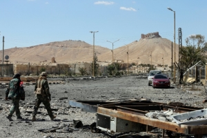 Soldados s&iacute;rios s&atilde;o vistos em Palmira, no dia 27 de mar&ccedil;o de 2016