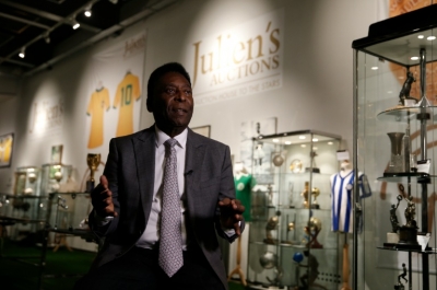 (1&ordm; jun) Pel&eacute; conversa com jornalistas na apresenta&ccedil;&atilde;o dos objetos que ir&atilde;o a leil&atilde;o