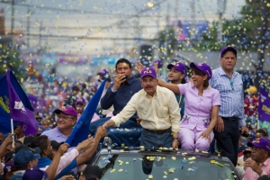 O presidente Danilo Medina cumprimenta simpatizantes durante ato eleitoral em 12 de maio