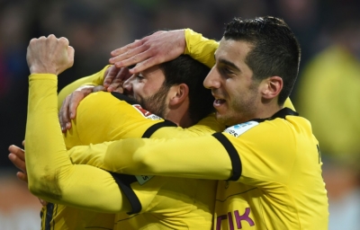 Jogadores do Dortmund comemoram gol durante partida contra o Augsburg, em Augsburg, no dia 20 de mar&ccedil;o de 2016