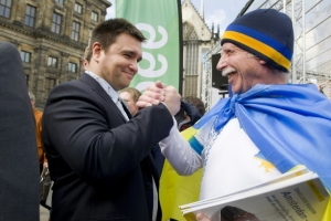 Ministro ucraniano das Rela&ccedil;&otilde;es Exteriores, Palvo Klimkin (e), participa de concentra&ccedil;&atilde;o em favor do "Sim" no referendo em Amsterd&atilde;, em 3 de abril de 2016
