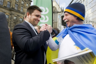Ministro ucraniano das Rela&ccedil;&otilde;es Exteriores, Palvo Klimkin (e), participa de concentra&ccedil;&atilde;o em favor do "Sim" no referendo em Amsterd&atilde;, em 3 de abril de 2016