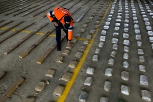 (Arquivo) Um soldado colombiano organiza pacotes de coca&iacute;na apreendidos no departamento de Choco, em 14 de mar&ccedil;o de 2015