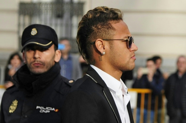 (2 fev) Neymar chega ao tribunal em Madri
