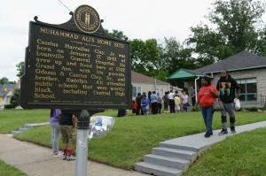 Visitantes fazem fila no Muhammad Ali Childhood Museum, em Louisville, Kentucky