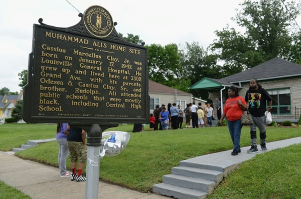 Visitantes fazem fila no Muhammad Ali Childhood Museum, em Louisville, Kentucky