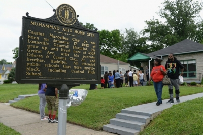Visitantes fazem fila no Muhammad Ali Childhood Museum, em Louisville, Kentucky