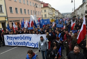 (Mar&ccedil;o) Manifesta&ccedil;&atilde;o em Vars&oacute;via contra as reformas previstas pelo governo polon&ecirc;s