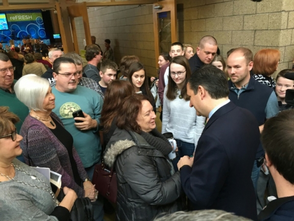 Pr&eacute;-candidato republicano Ted Cruz (D) fala com eleitores em uma igreja luterana em West Des Moines, Iowa.