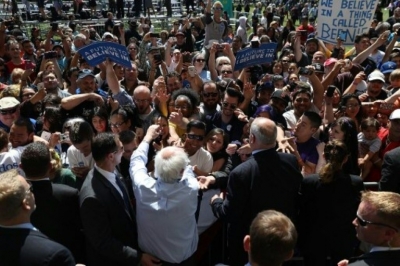O pr&eacute;-candidato democrata Bernie Sanders em corpo a corpo com eleitores, em Stockton, na Calif&oacute;rnia