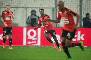 Jogadores do Rennes comemoram gol durante partida contra o Olympique de Marselha, em Marselha, no dia 18 de mar&ccedil;o de 2016