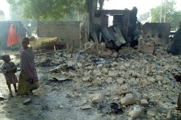 (31 jan) Casa queimada em ataques do Boko Haram nos arredores de Maiduguri