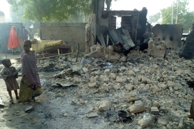 (31 jan) Casa queimada em ataques do Boko Haram nos arredores de Maiduguri