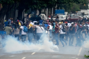 Manifestantes e policiais entram em confronto durante protesto, em Caracas, no dia 18 de maio de 2016
