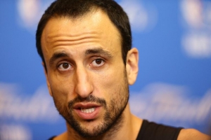 O jogador argentino de basquete Emanuel Gin&oacute;bili, em San Antonio, Texas, no dia 14 de junho de 2014