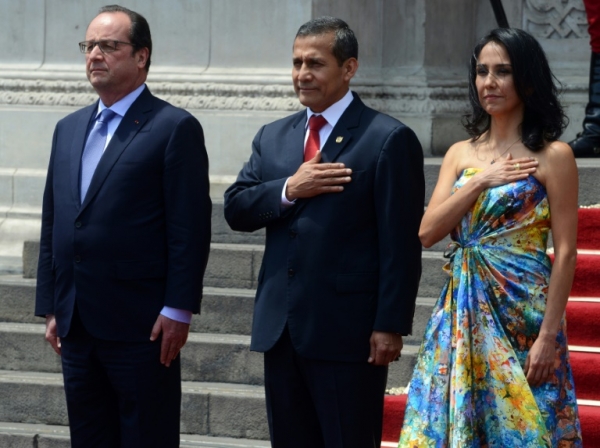 O presidente peruano Ollanta Humala (C) e sua esposa Nadine Heredia durante recep&ccedil;&atilde;o ao presidente franc&ecirc;s Fran&ccedil;ois Hollande em Lima em 23 de fevereiro